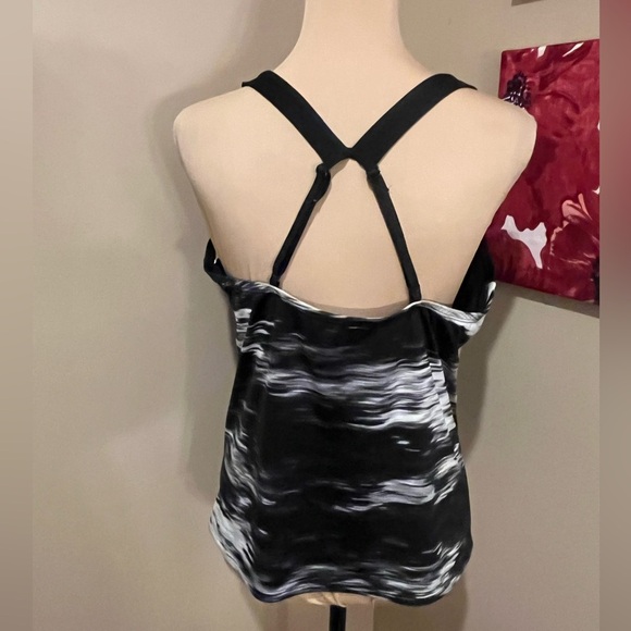 Nike Black and White Sports Top with Built in Bra, size XL - Picture 3 of 9